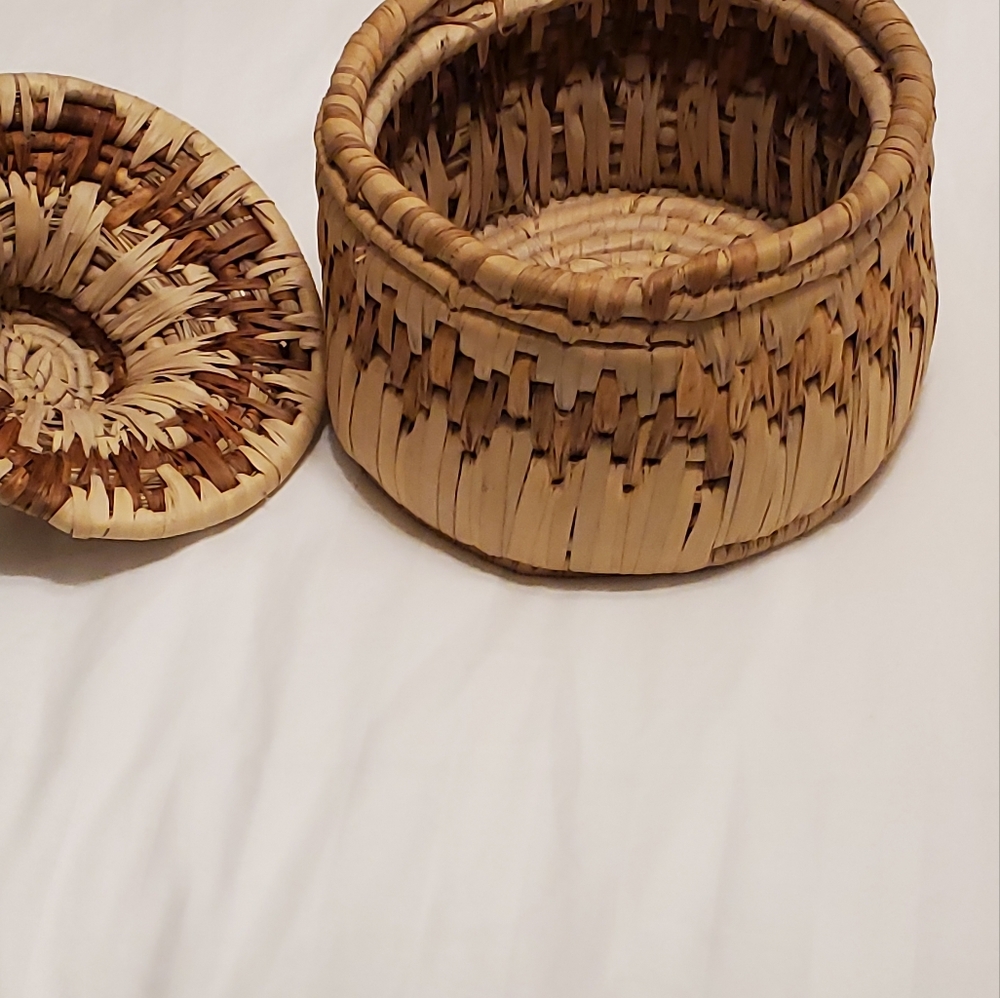 Vtg Brown Boho Farmhouse Woven Round Basket With Lid Storage Decor Sewing
